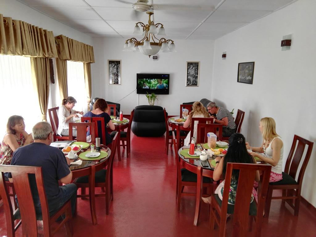 Anna Shanthi Villa Kandy Buitenkant foto